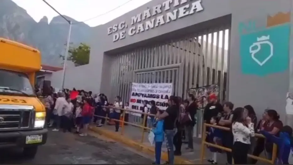 Los padres de familia defienden la permanencia del director Óscar Escobar, quien tiene alrededor de 12 años. Foto. Captura de Imagen