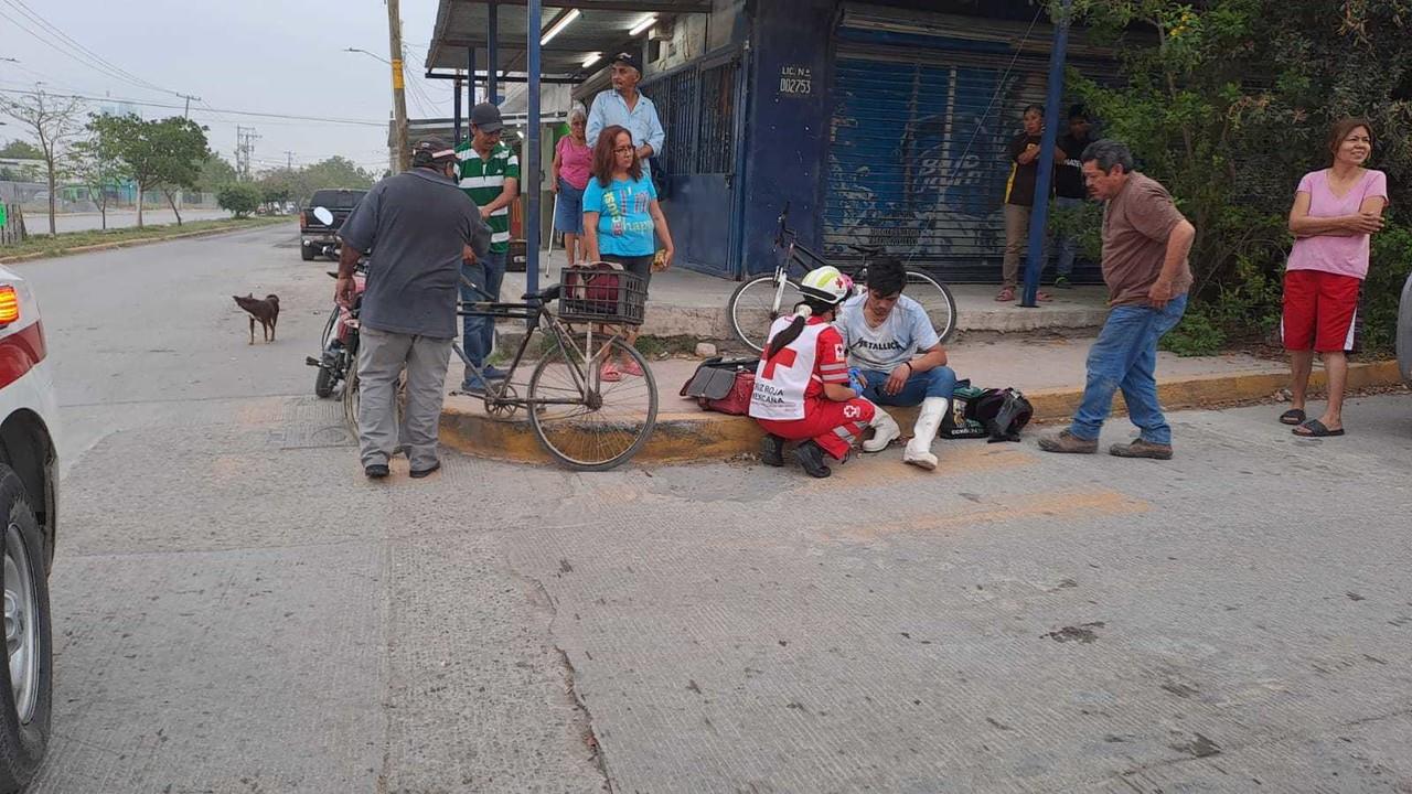 Motociclista siendo atendido por paramédicos. Foto: Oscar Pineda