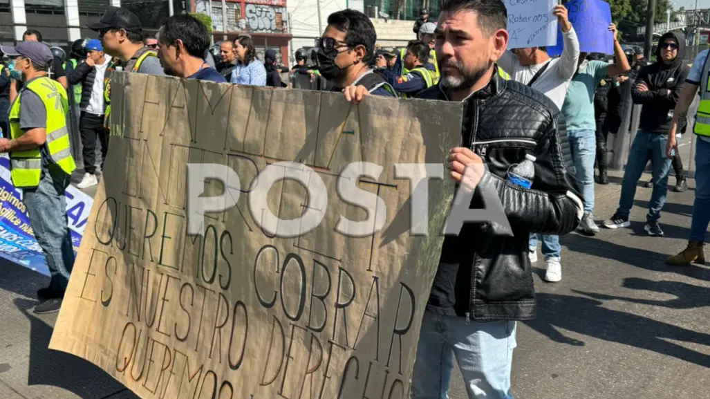 Trabajadores de Interjet cierran Circuito Interior, exigen pagos pendientes