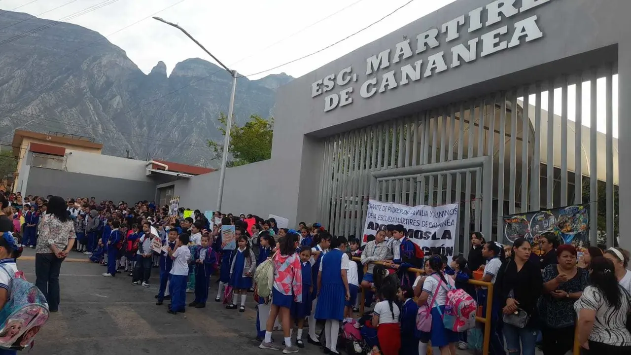 Padres de familia se oponen al cambio dei director de la escuela Mártires de Cananea. Foto. Cortesía