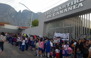 Padres de familia se oponen a cambio de director de primaria en Santa Catarina