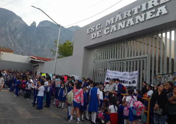 Padres de familia se oponen a cambio de director de primaria en Santa Catarina