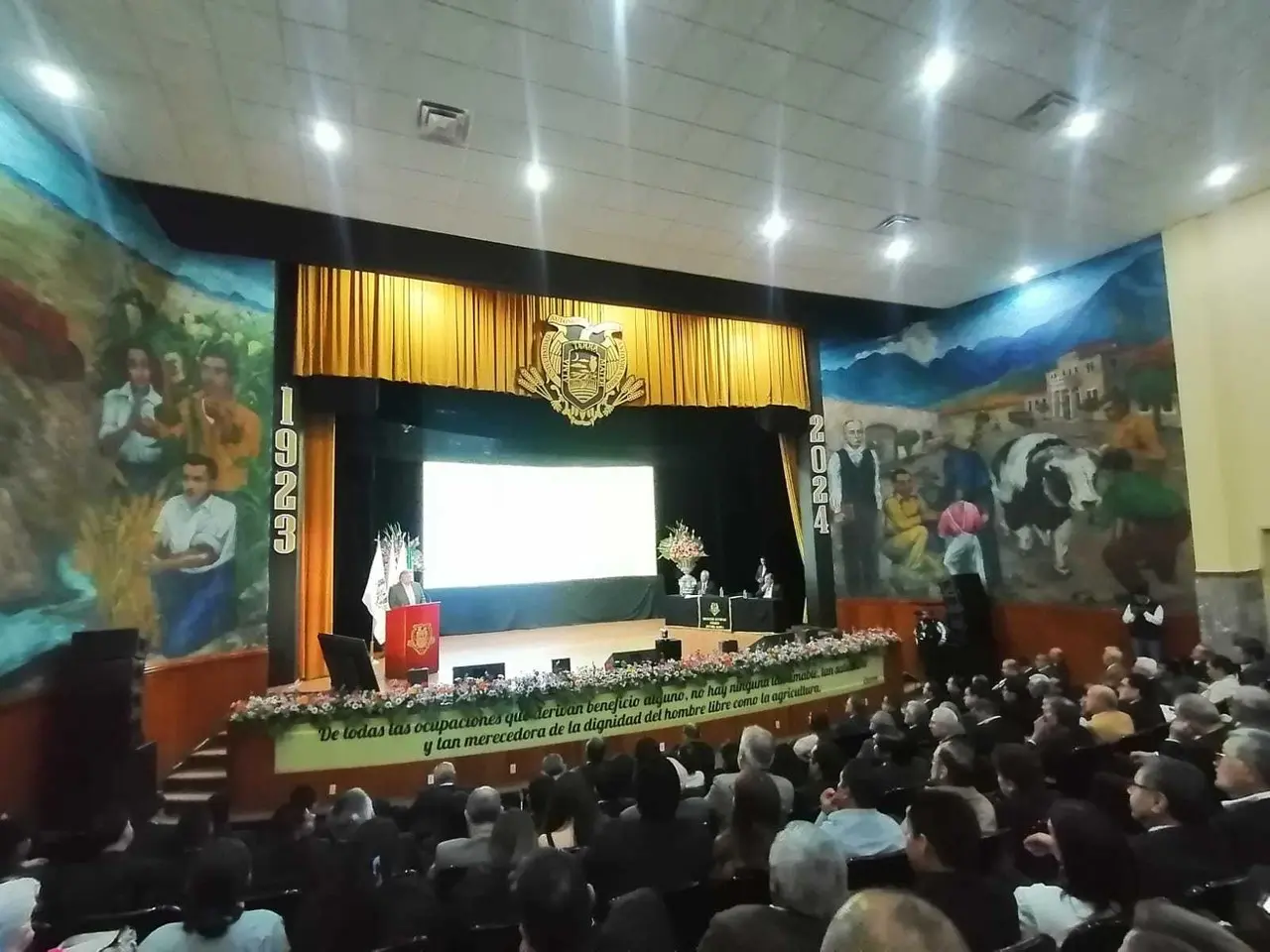 En el Auditorio “Ingeniero Carlos E. Martínez” de la Unidad Buenavista, acompañado de autoridades del orden político, educativo y social, compareció Flores Olivas. (Fotografía: Claudia Almaraz)