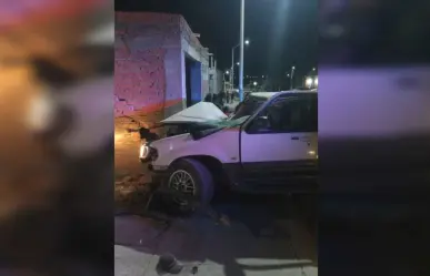 Sujetos ebrios chocaron contra una casa