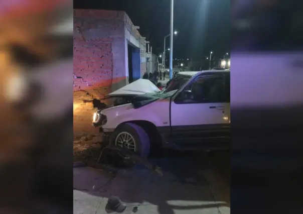 Sujetos ebrios chocaron contra una casa