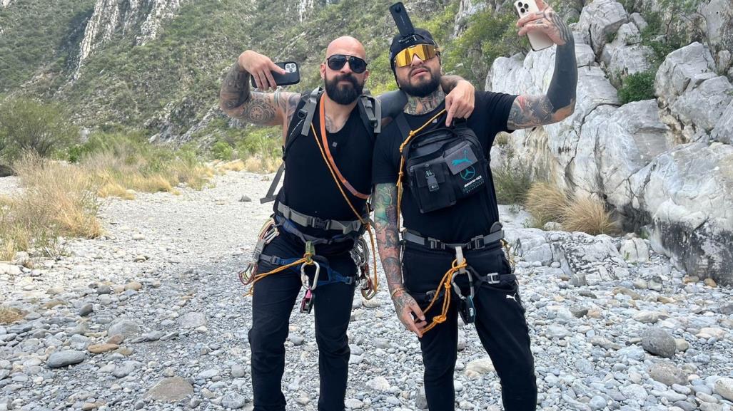 ¡Adrenalina en las alturas! Aplican tatuaje mientras hacen rappel en La Huasteca