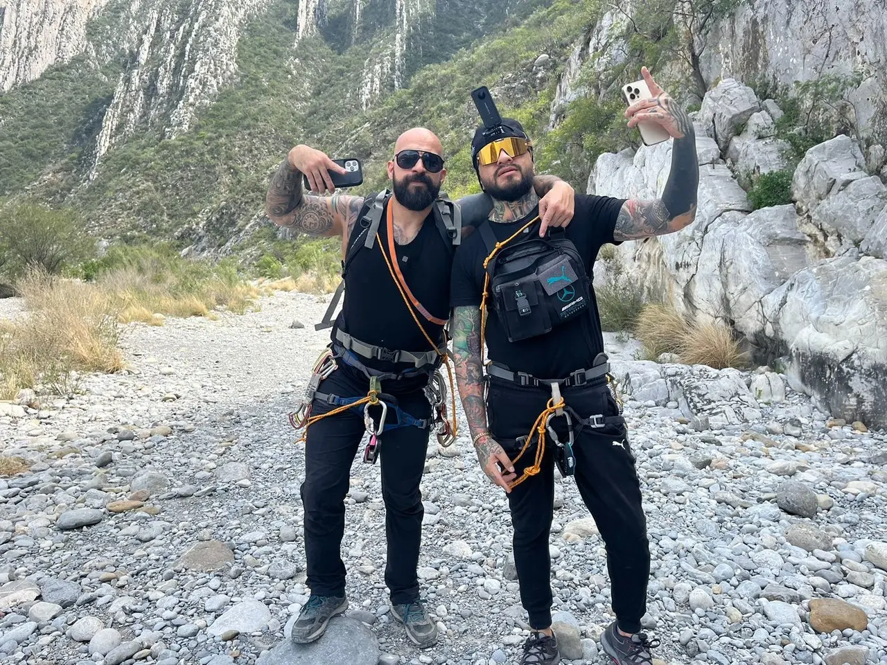 ¡Adrenalina en las alturas! Aplican tatuaje mientras hacen rappel en La Huasteca