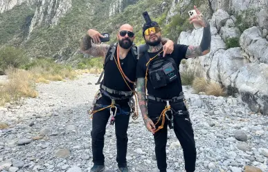 ¡Adrenalina en las alturas! Aplican tatuaje mientras hacen rappel en La Huasteca