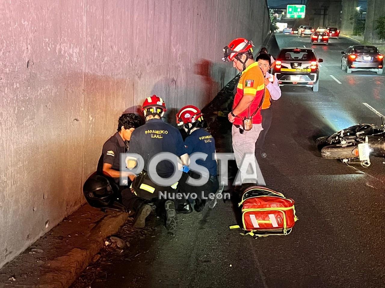 Cae motociclista en bache y queda herido en Monterrey