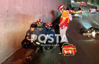 Cae motociclista en bache y queda herido en Monterrey