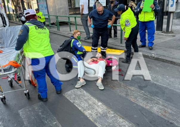 ¡Hasta los dientes perdió! Peatón es atropellado por Trolebús