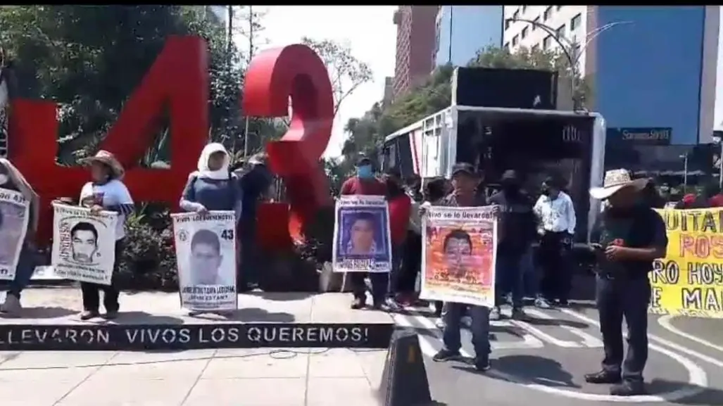 Caso Ayotzinapa: secuestran camión de refrescos, lo llevan al Zócalo de CDMX