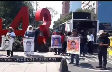 Caso Ayotzinapa: secuestran camión de refrescos, lo llevan al Zócalo de CDMX