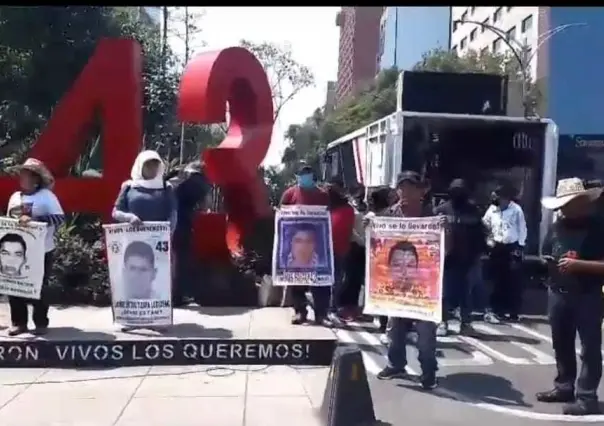 Caso Ayotzinapa: secuestran camión de refrescos, lo llevan al Zócalo de CDMX