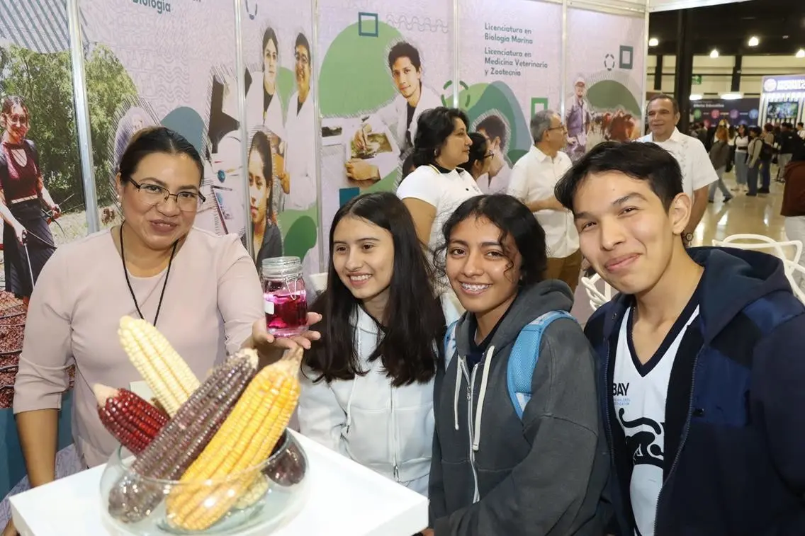 Más de 30 mil personas, entre estudiantes de preparatoria y sus familias, participaron en la edición 2024 de la Feria Universitaria de Profesiones.- Foto de la Uady