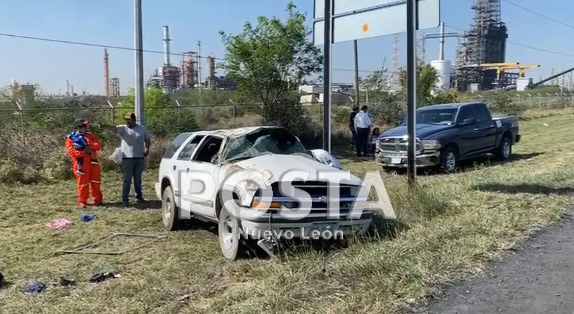 Una volcadura dejó a 2 mujeres heridas en Cadereyta Jiménez. Fotos. Raymundo Elizalde