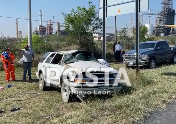 Deja volcadura dos mujeres lesionadas