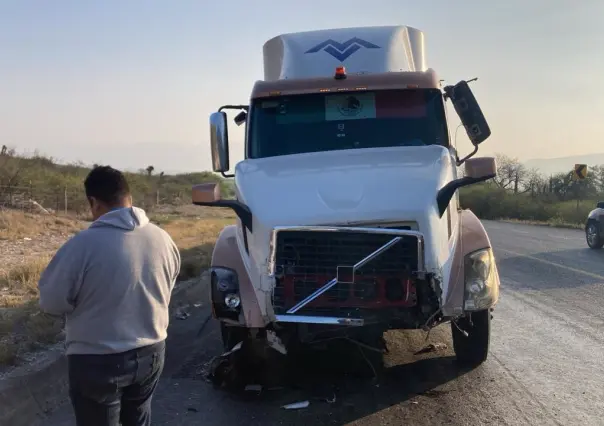 Dos tractocamiones chocan en la Carretera Federal 101