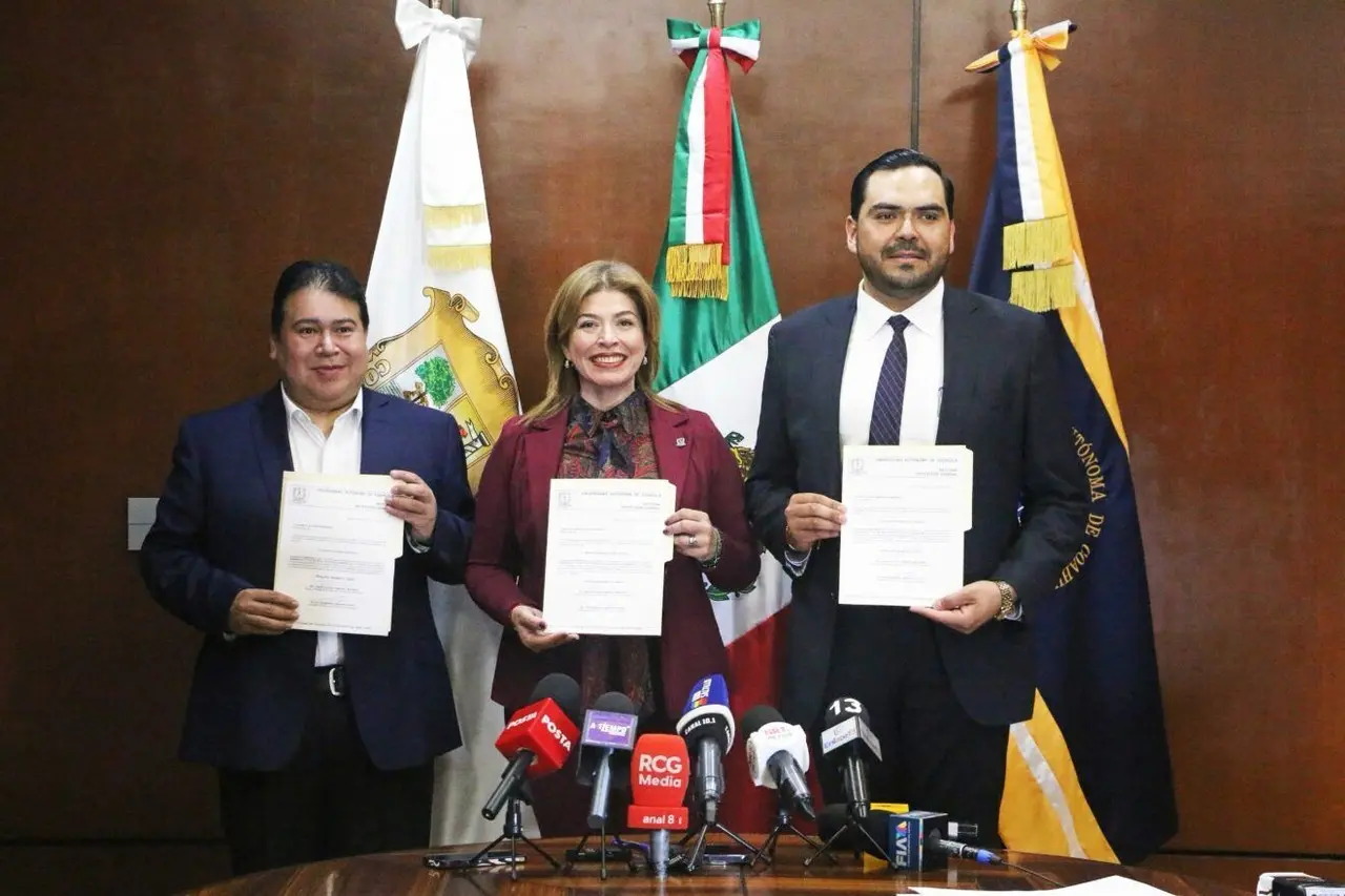 Los aspirantes presentaron su plan de trabajo en el despacho de la rectoría. (Fotografía: UAdeC)