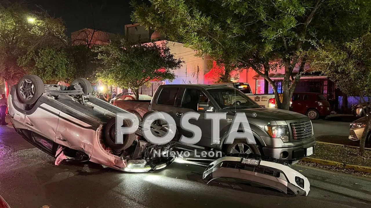 Choca contra tres autos y termina volcado (VIDEO)