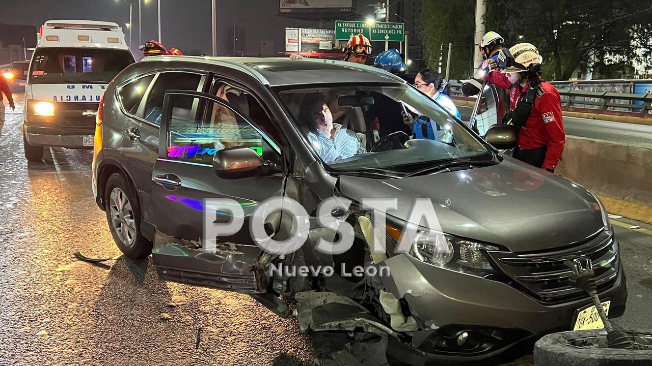 Se atrinchera en camioneta tras choque en avenida Gonzalitos