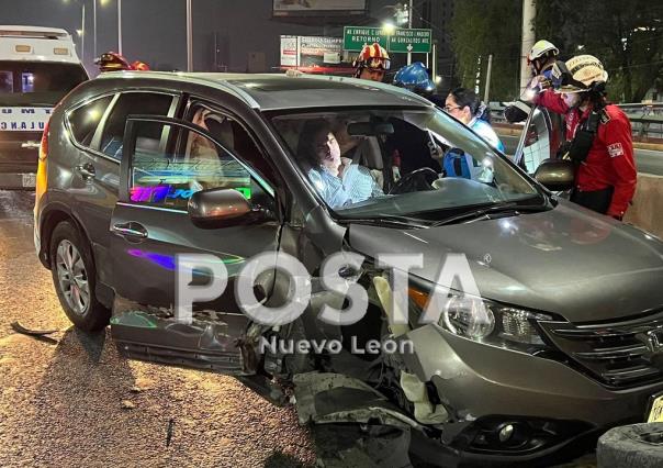 Se atrinchera en camioneta tras choque en avenida Gonzalitos