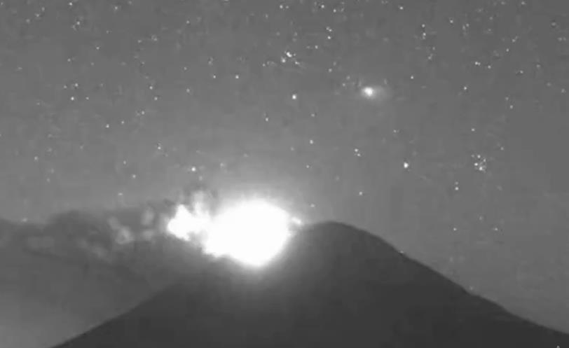 Explosión y gran estrella fugaz, casi al mismo tiempo. Imagen: Captura de pantalla.