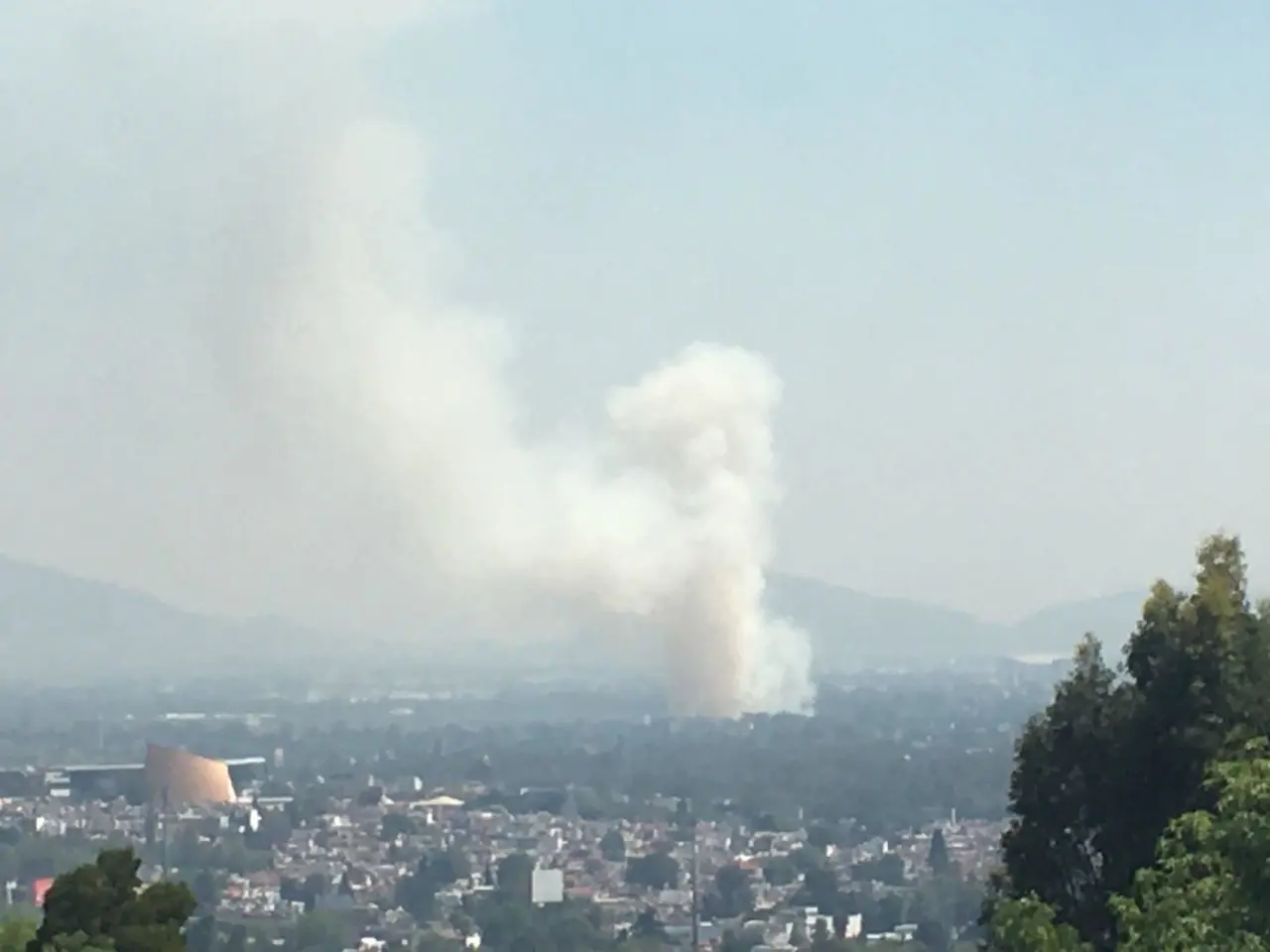 El fuego consume el pastizal en el Vaso regulador del Cristo en Naucalpan. Imagen: RRSS