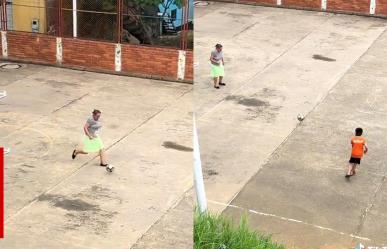 Abuela juega futbol con su nieto y conmueve las redes sociales (VIDEO)