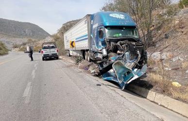 Chocan tráilers en la Rumbo Nuevo