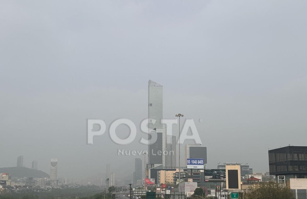 El Cerro de la Silla se esconde entre una gran nube contaminante que permaneció durante la mañana. Fotos. Brenda Reza