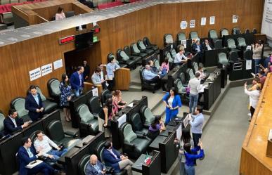 Expulsan del Pleno del Congreso del Estado a asesores de MC