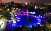 Instalan luminarias de colores en lago Coahuila de Alameda Zaragoza en Torreón