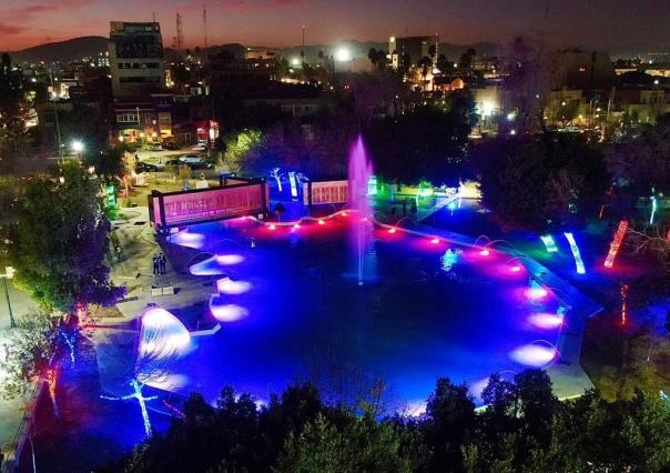 Instalan luminarias de colores en lago Coahuila de Alameda Zaragoza en Torreón