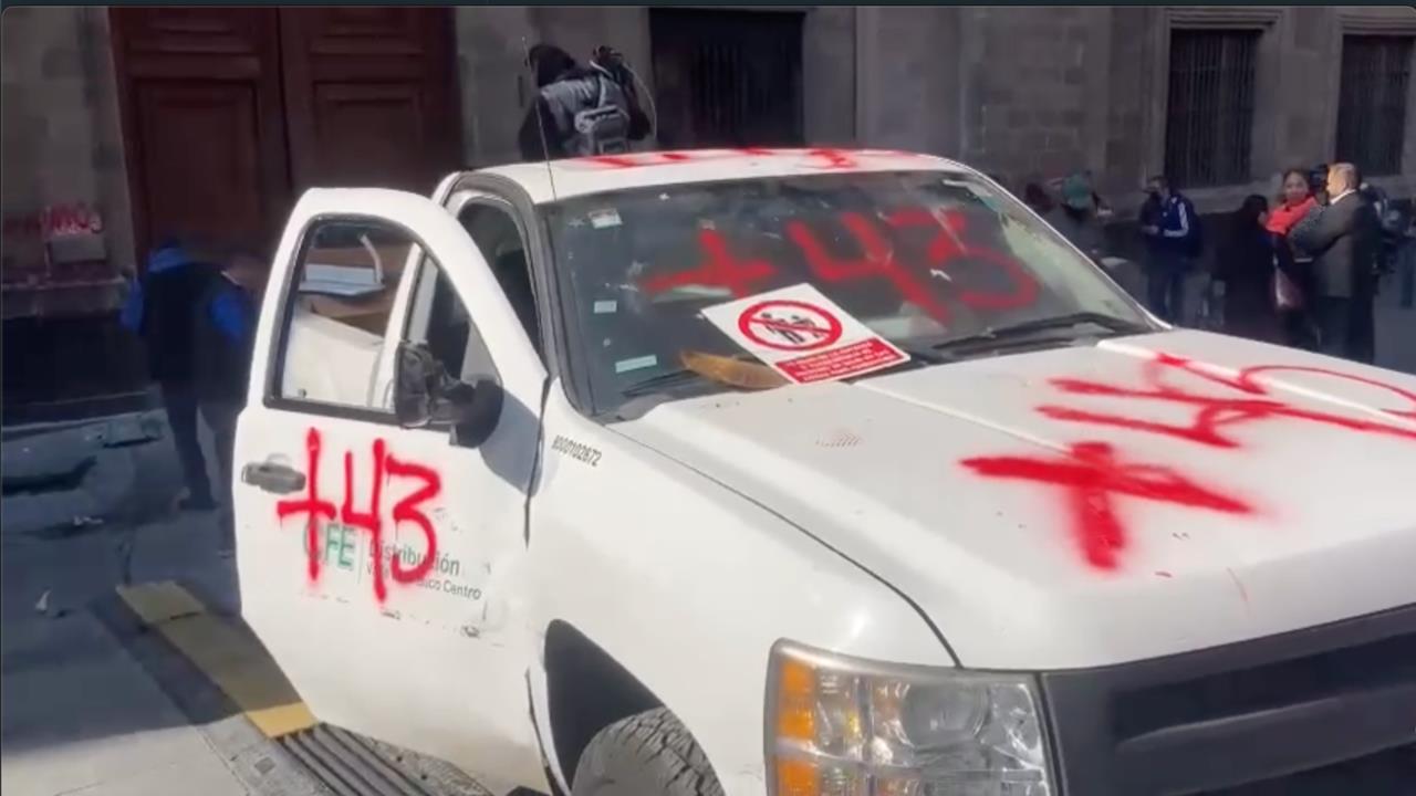 Normalistas de Ayotzinapa derriban puerta de Palacio Nacional. Foto: Ramón Ramírez