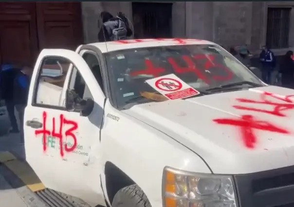 Normalistas de Ayotzinapa derriban puerta de Palacio Nacional