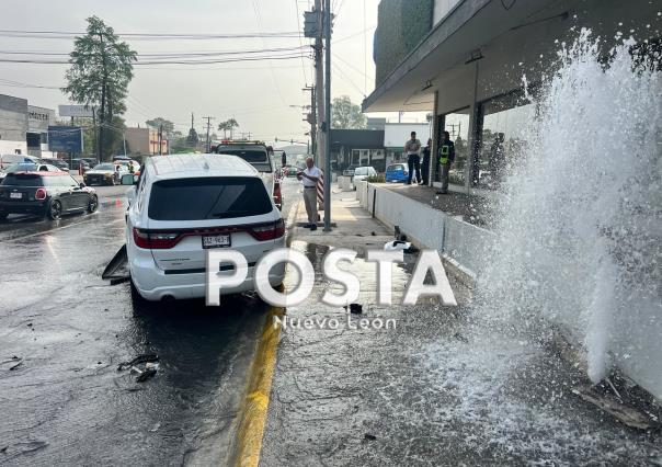 Choque de camioneta provoca mega fuga en avenida Vasconcelos