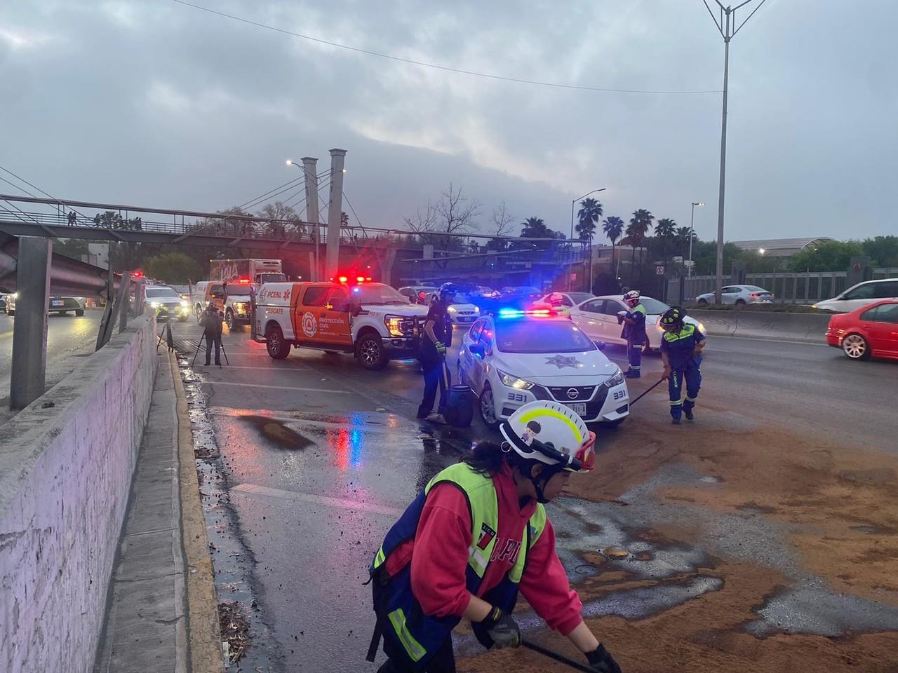 La vía se vio colapsada kilómetros atrás hasta el cruce con la avenida Los Ángeles. Foto: Protección Civil de Nuevo León.