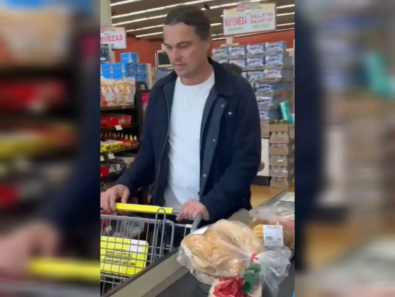 Mientras DiCaprio realizaba sus compras, llevaba con él un carrito con diversos productos. Foto: TikTok.