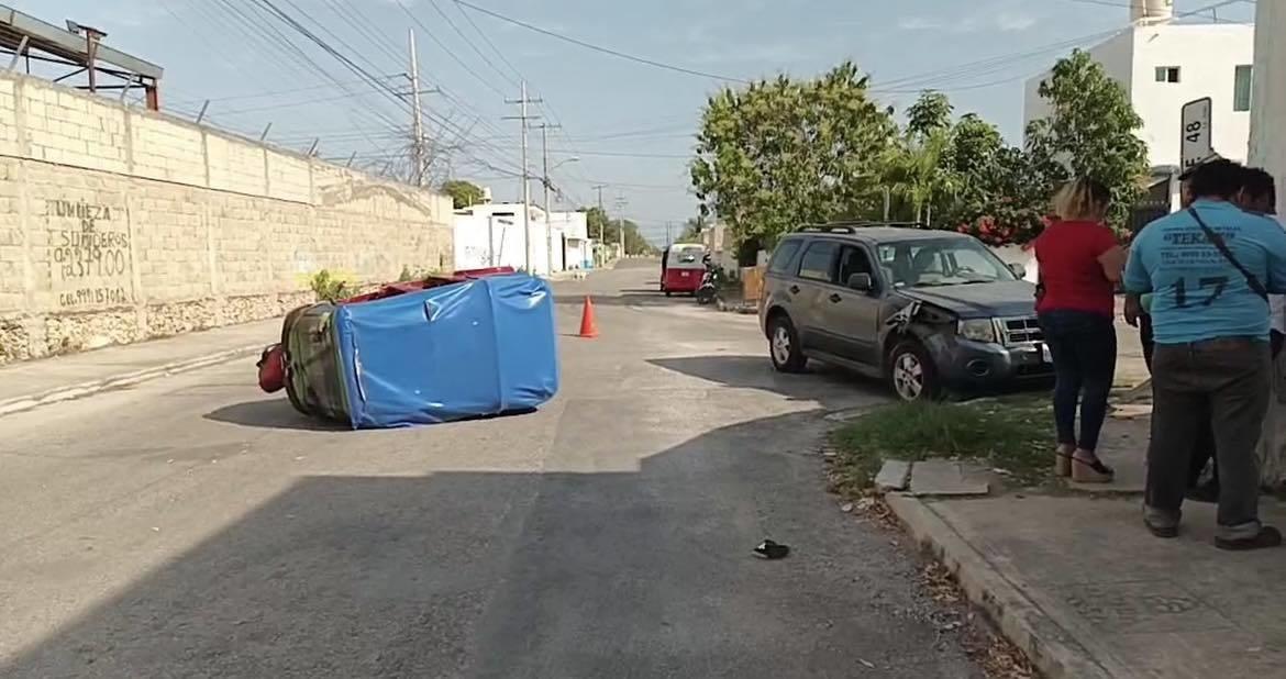 Un muro dañado y una persona lesionada fue el saldo de un accidente entre un mototaxi y una camioneta ocurrido la mañana de este miércoles en el sur de Mérida.- Foto de redes sociales.