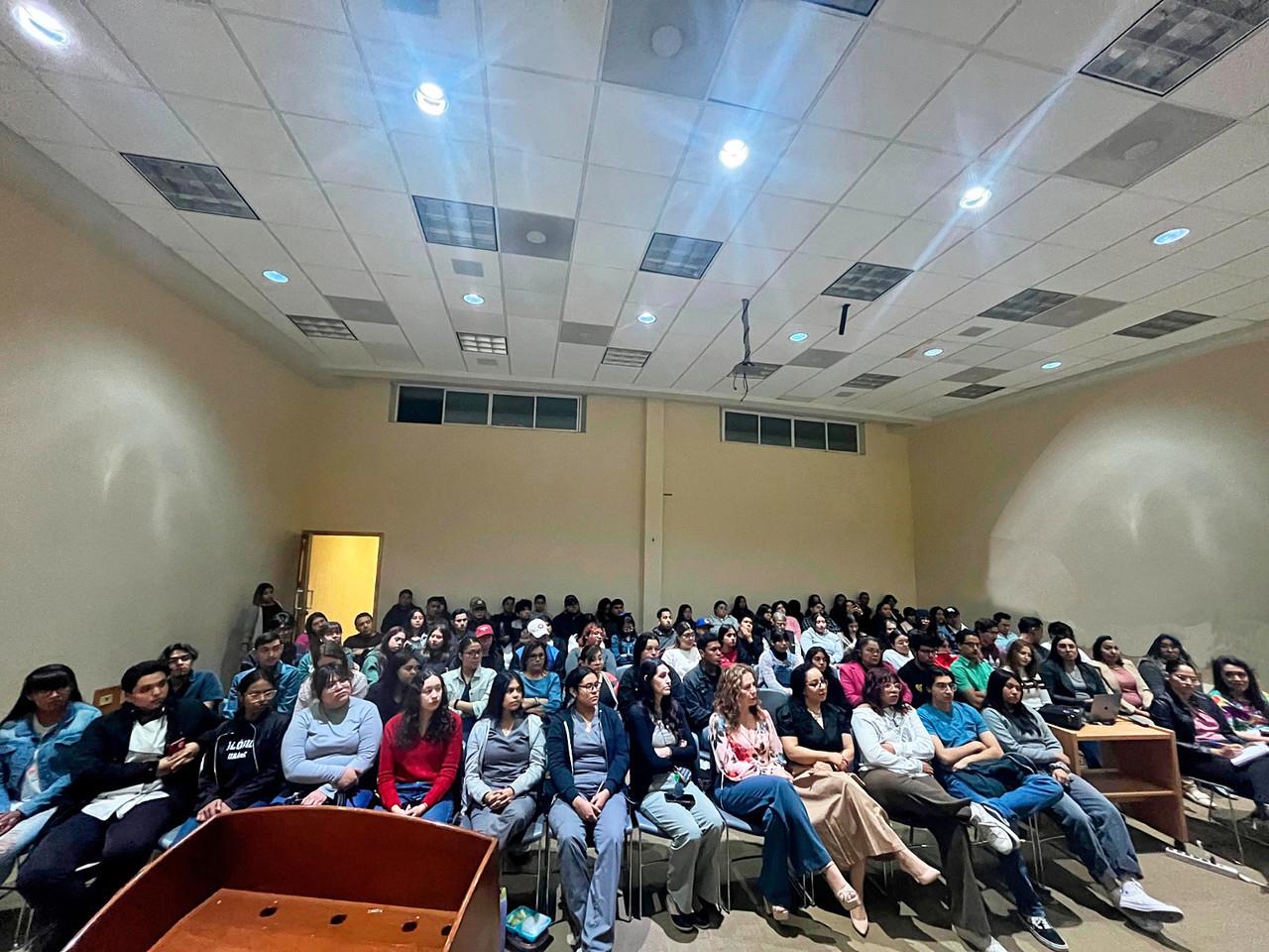 Realizan capacitación para el eclipse en Infoteca. Foto de UAdeC.