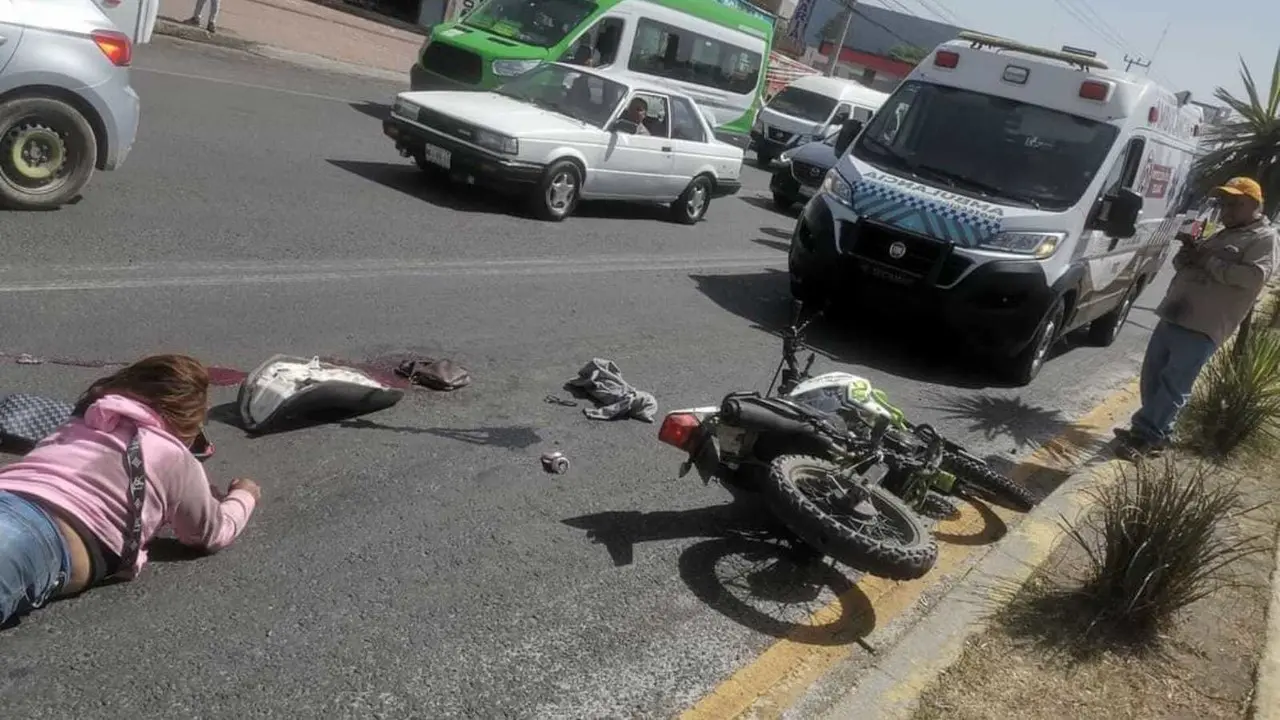 Deja dos heridos graves derrape de motocicleta en Tecámac