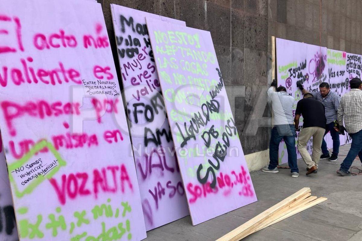 Autoridades locales colocaron tarimas con pintas, previo a la marcha del 8M en el centro de Monterrey. Foto: Armando Galicia