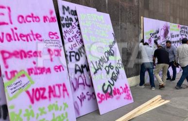 Instalan tarimas en edificios de Monterrey, previo a la marcha del 8M