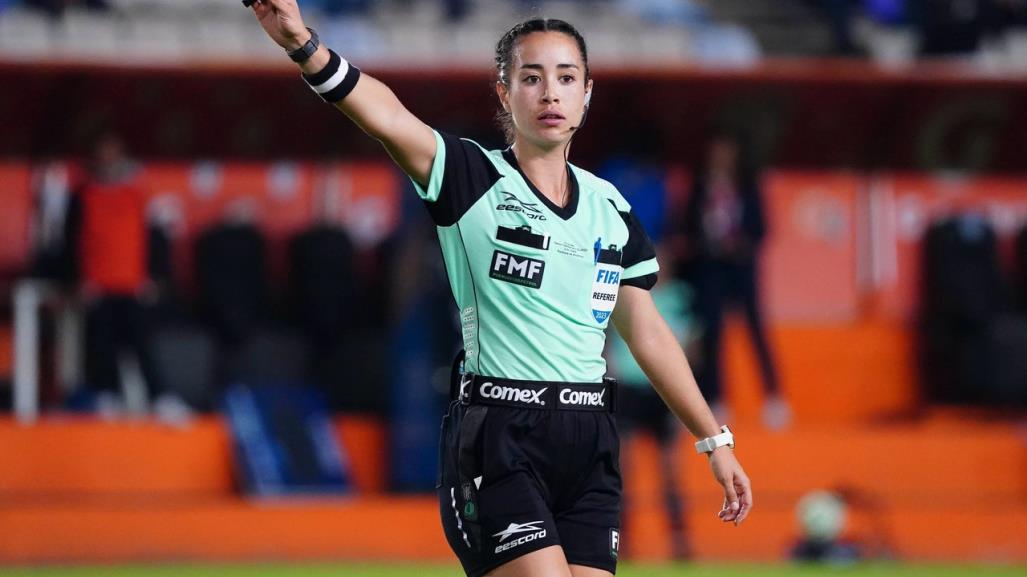 Katia García, primera mujer en 20 años en arbitrar un partido de la Liga MX