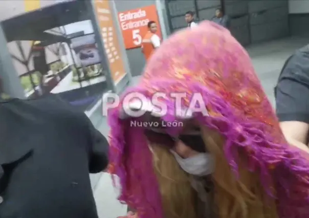 Paulina Rubio arma zafarrancho en su llegada a Monterrey (VIDEO)