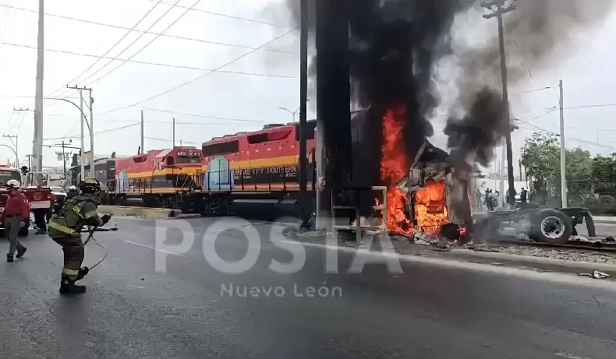 El chofer del tráiler sobrevivió de milagro al accidente. Foto: Raymundo Escobedo