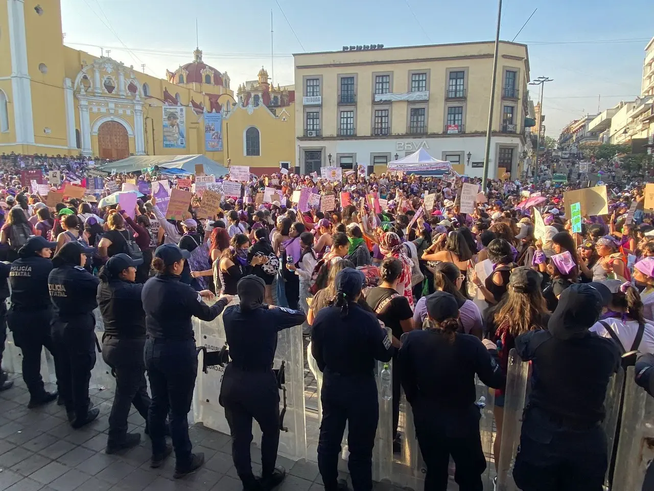 Más de 10 mil mujeres miles marcharon por las calles de varias ciudades de Guanajuato este 8M. (FOTO: Salvador Pacheco/ Posta México)