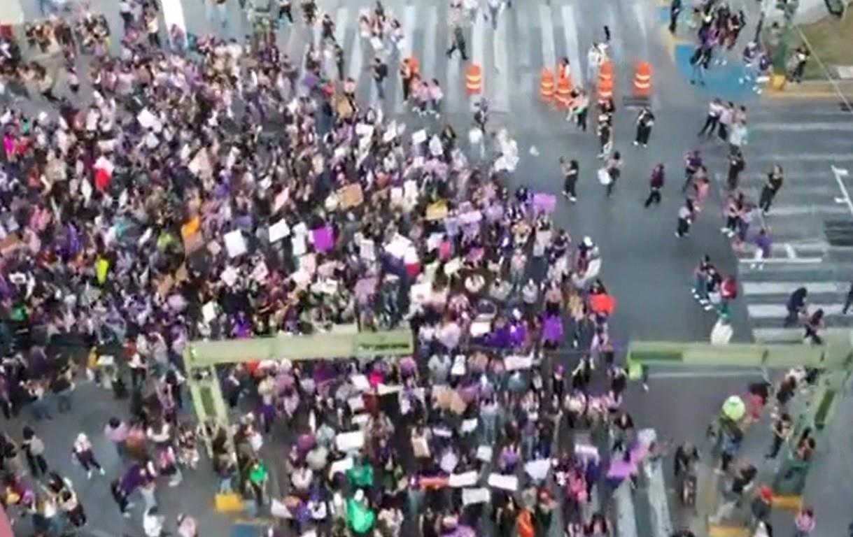 Cientos de mujeres participan en la marcha del 8M en el centro de Monterrey con motivo del Día Internacional de la Mujer. Foto: Dron de POSTA