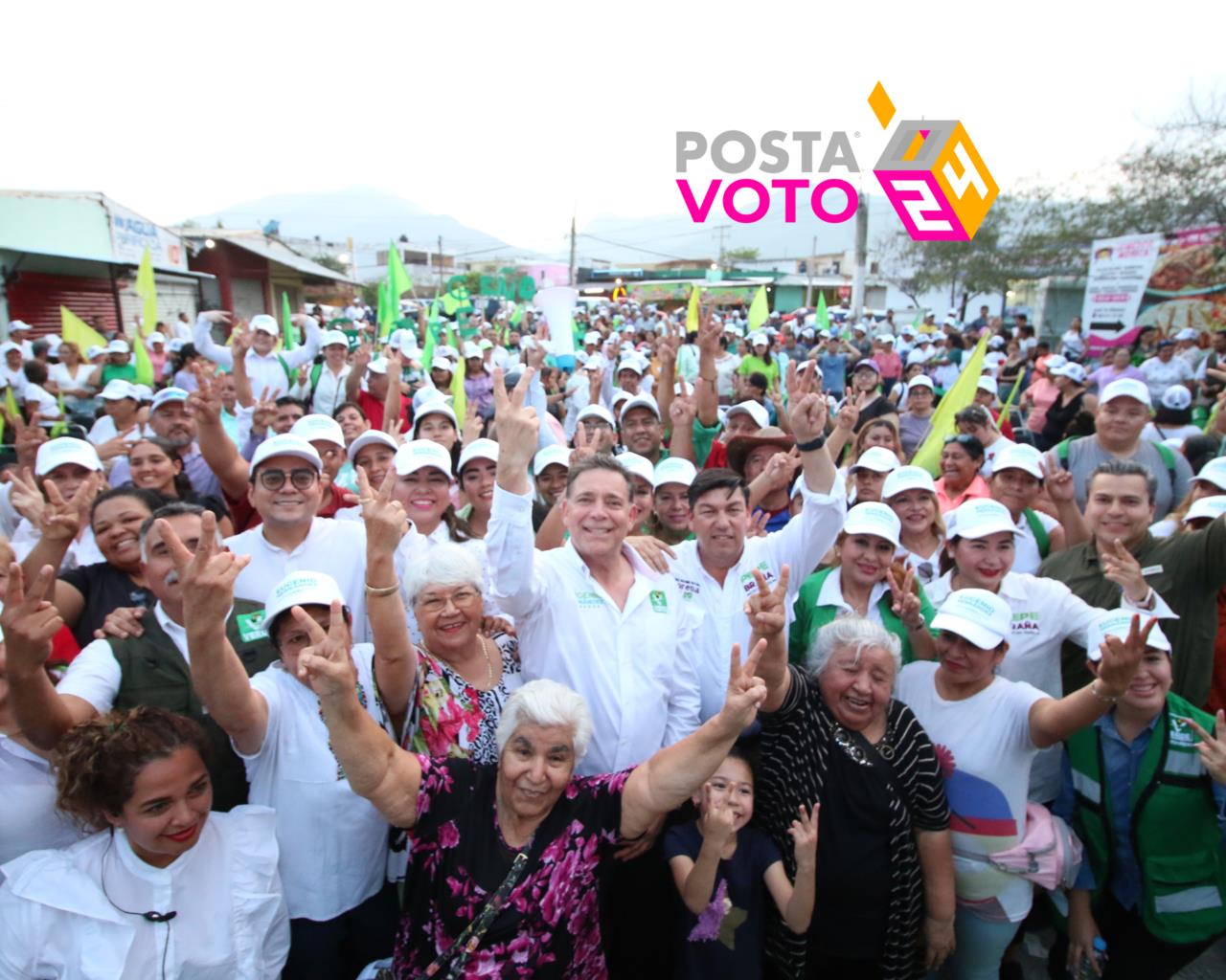 Eugenio Hernández Flores con simpatizantes en la colonia Ampliación Libertad. Fotos: Eugenio Hernández Flores